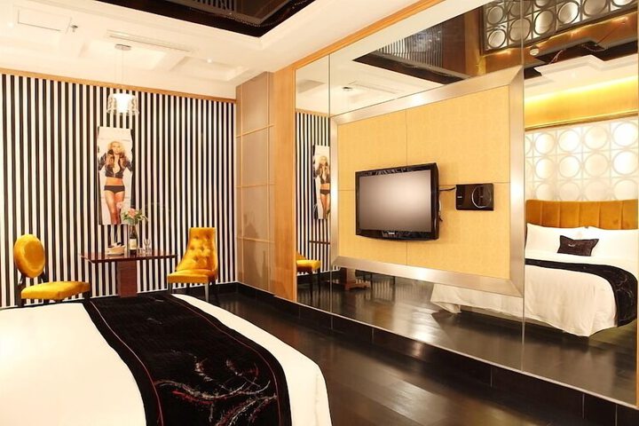 Room 6 of 12
