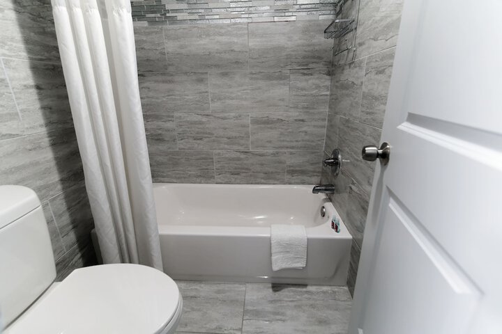 1 King Bed (3 of 7)