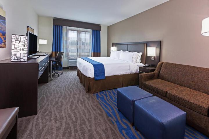 1 King Bed Accessible (8 of 12)