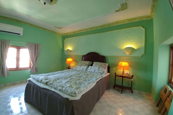 Room 5 of 20