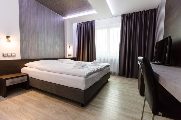 Room 7 of 32