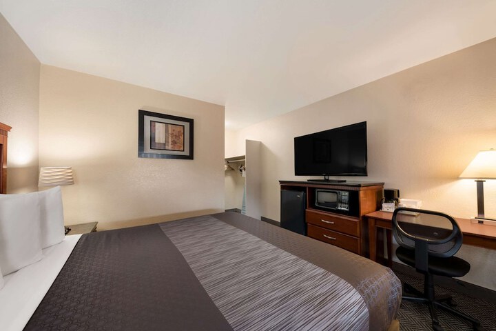 1 King Bed (3 of 9)