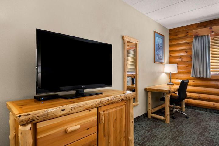 2 Queen Beds Chair Work Desk WiFi, Microwave and Refrigerator Full Breakfast (5 of 10)