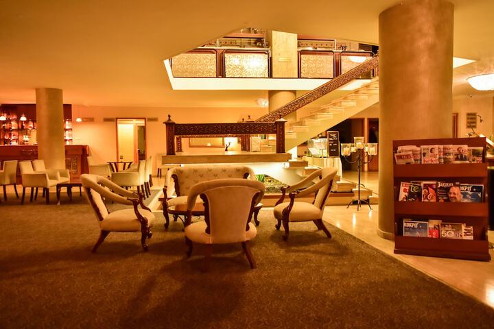 Entrance & Lobby