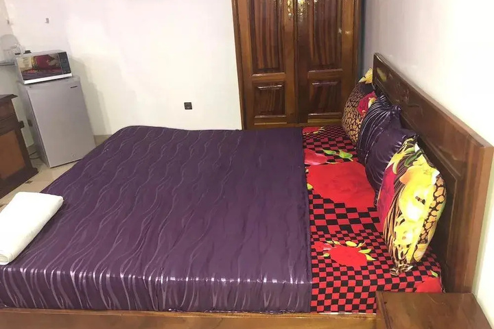 Room 6 of 12