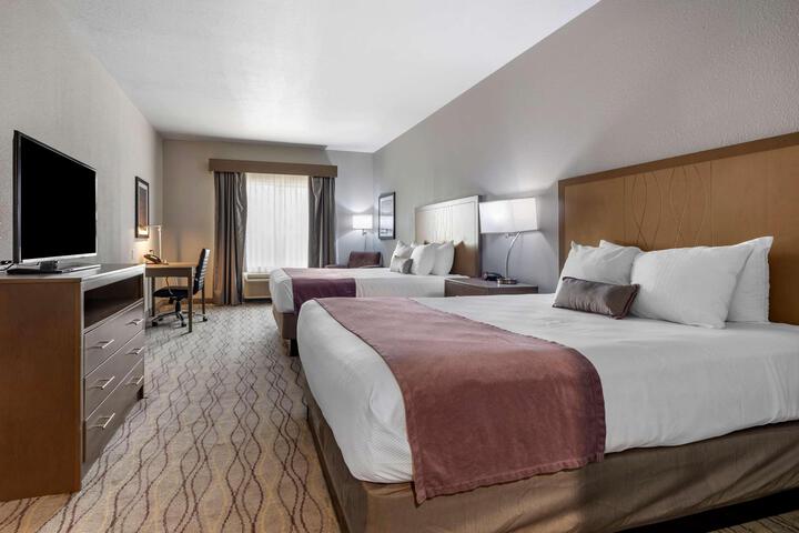 Accessible Suite 2 Queen Mobility Accessible Communication Assistance Bathtub Sofa Bed Non Smo (12 of 13)