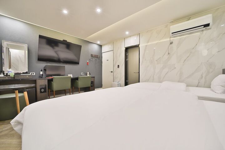 Room 42 of 63