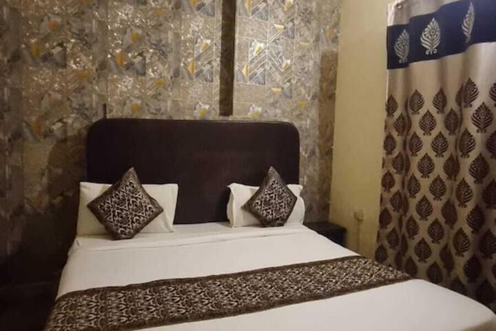 Room 6 of 12