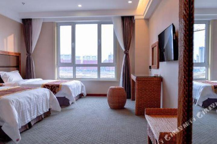 Super 8 Hotel (Panshan County Government Museum)