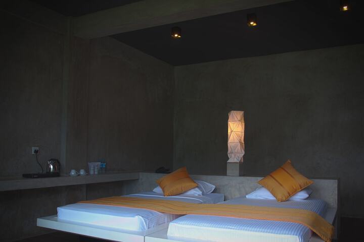 Room 8 of 77