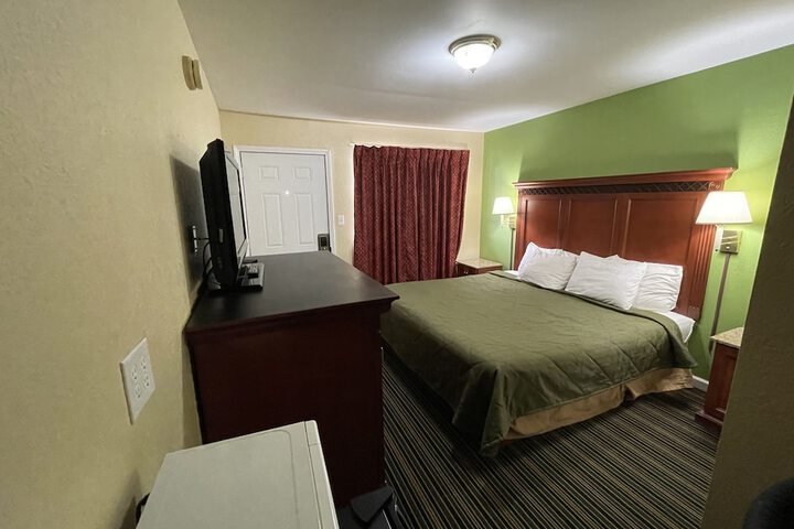 Room 4 of 18