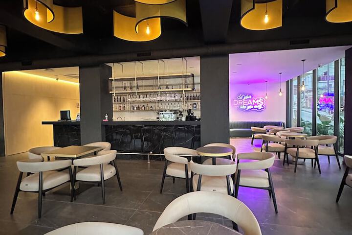 Lounge 125 of 142