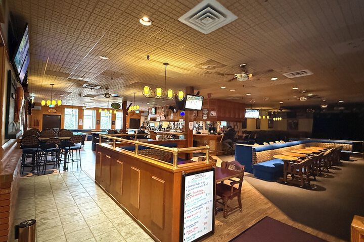 Lounge 19 of 25