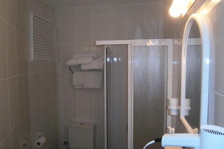 Room 16 of 28