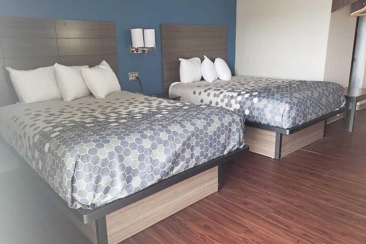 1 Queen Bed (10 of 14)