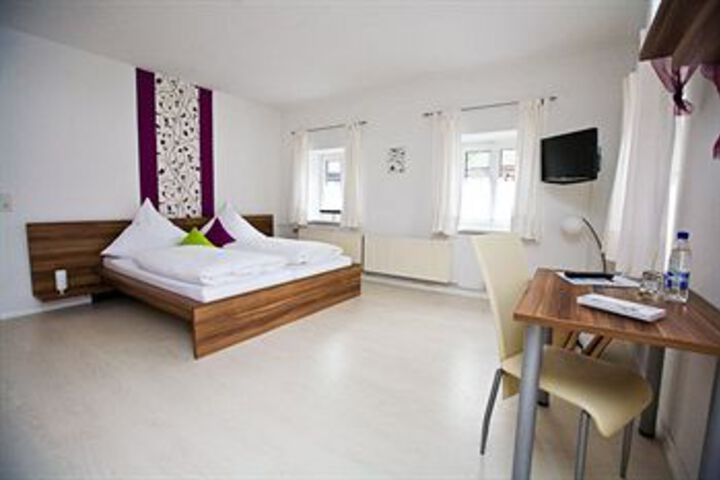 Room 7 of 12