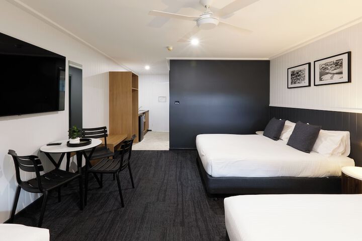 Room 6 of 32