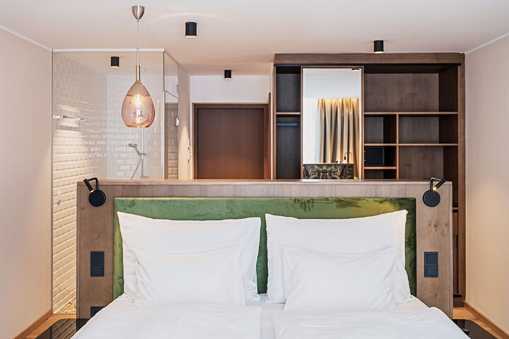 Room 5 of 130