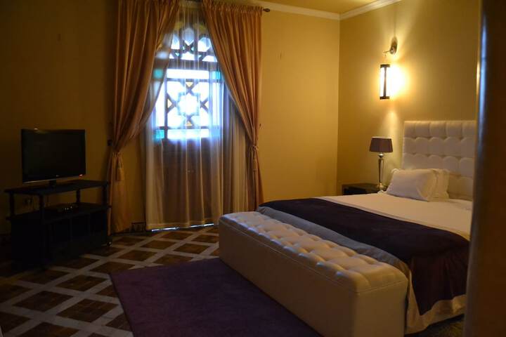 Room 8 of 77