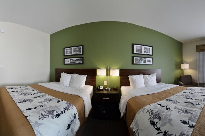 Room 6 of 33