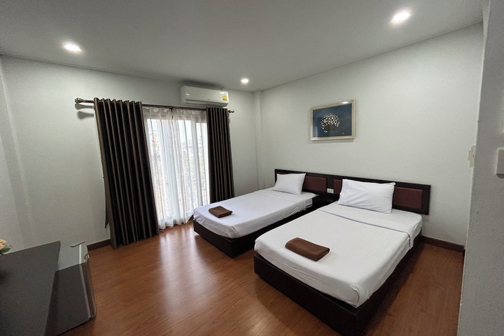 Room 8 of 16