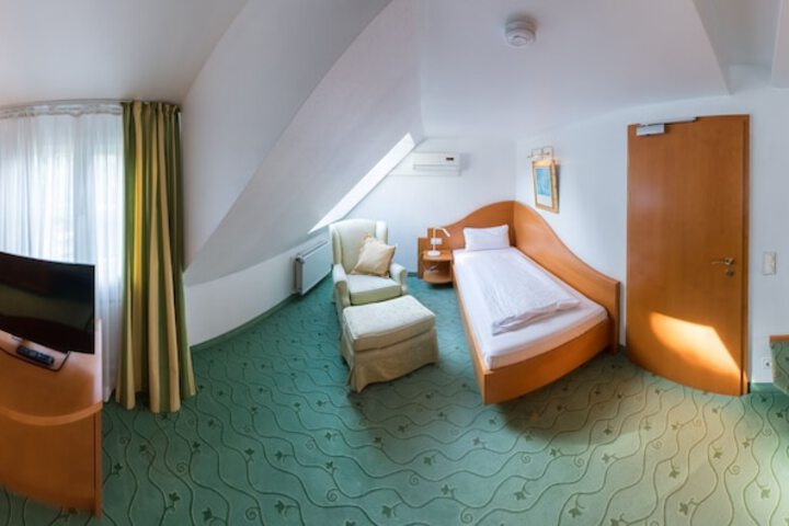 Room 6 of 33