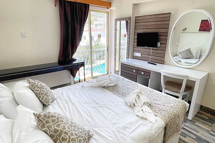 Room 14 of 65