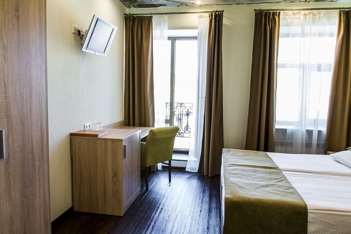 Room 8 of 118