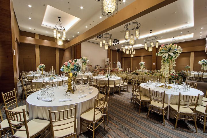 Ballroom/Hall 27 of 32