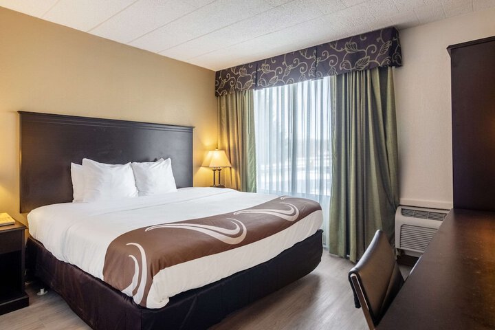1 Queen Bed (7 of 19)