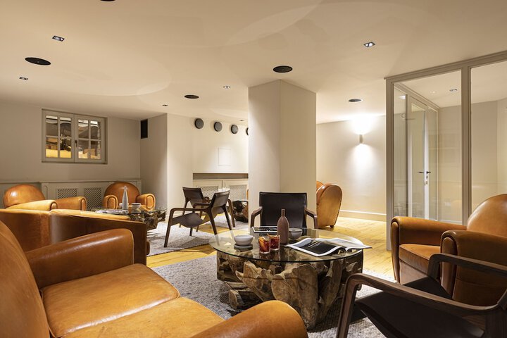 Lounge 130 of 135