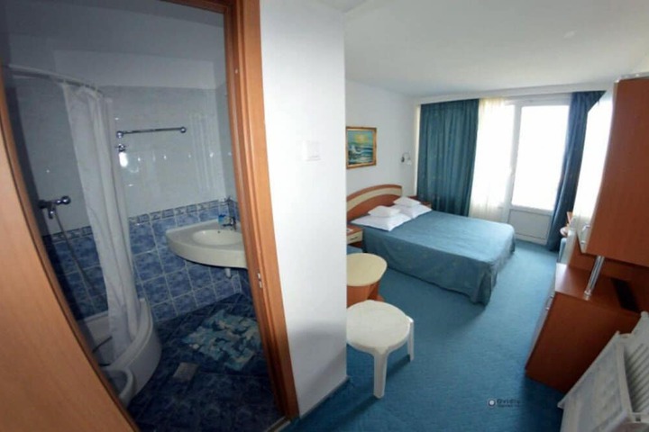 Room 10 of 42