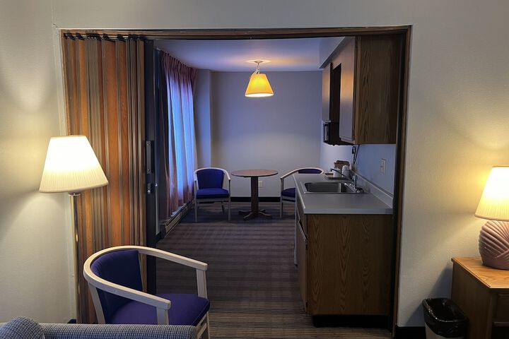 1 Queen Bed (4 of 7)