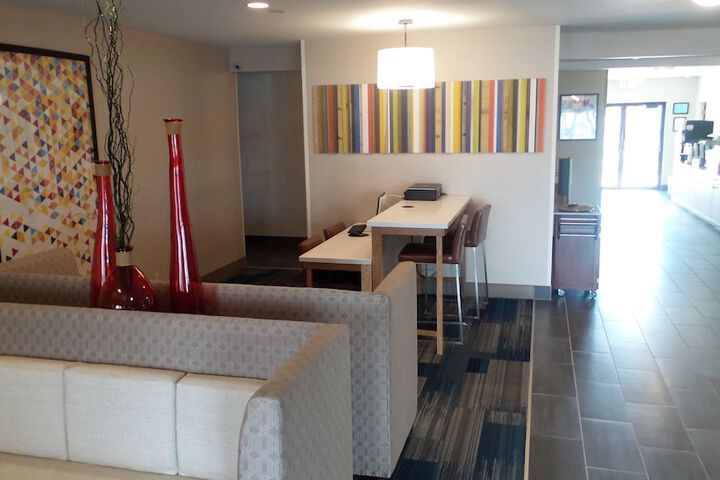Lounge 50 of 75