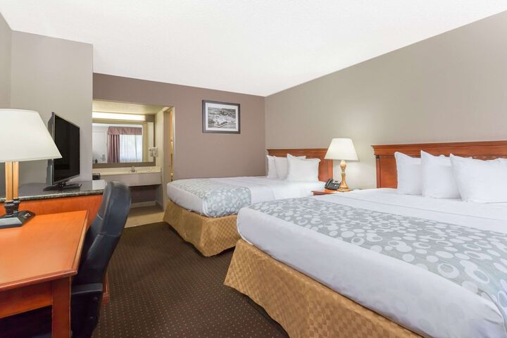 2 Queen Beds (3 of 6)