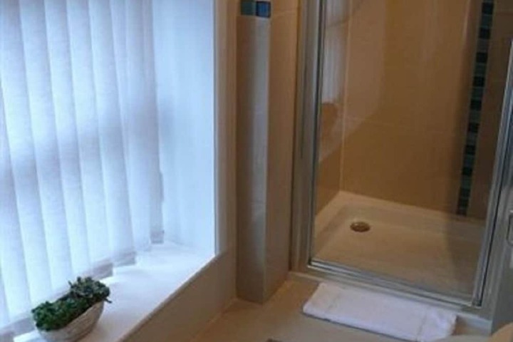 Room 8 of 18