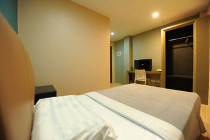 Room 11 of 28