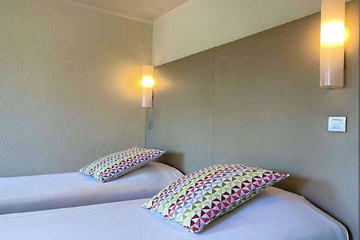 Room 12 of 37