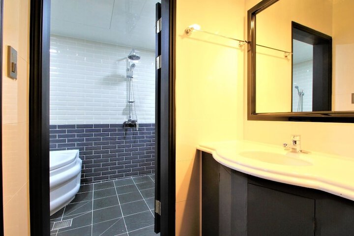 Room 32 of 49