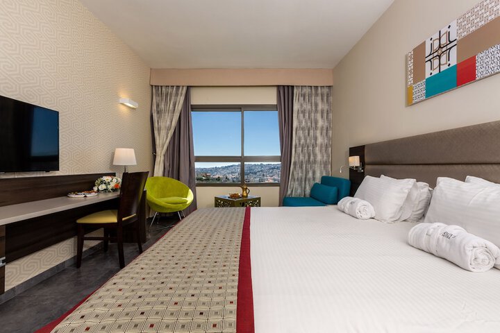 Room 32 of 87