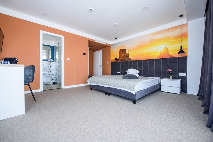 Room 13 of 28