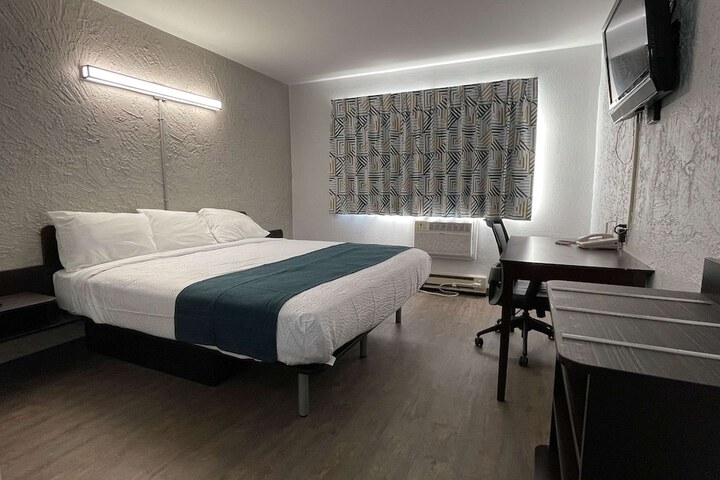 1 King Bed (3 of 6)