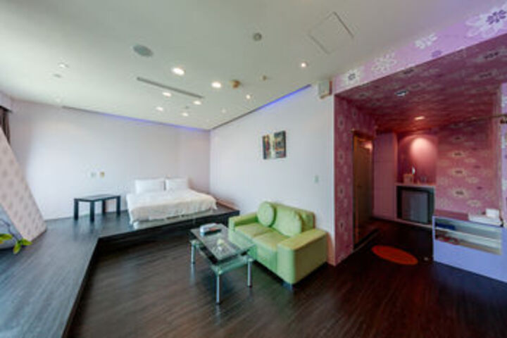 Room 7 of 11