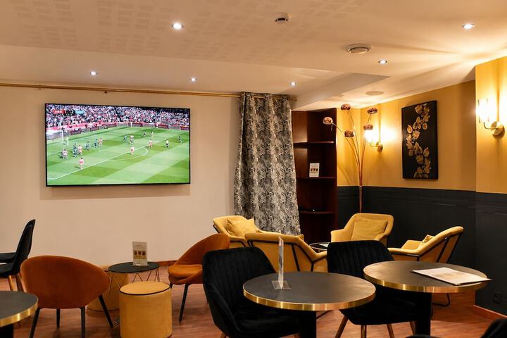 Lounge 64 of 77