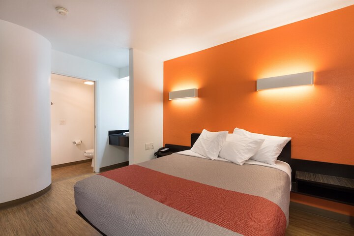 1 Queen Bed (4 of 8)
