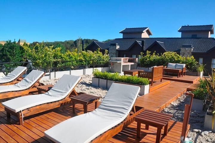 Sundeck 25 of 34