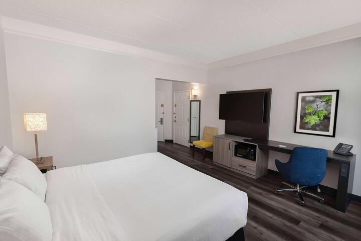 1 King Bed (3 of 15)