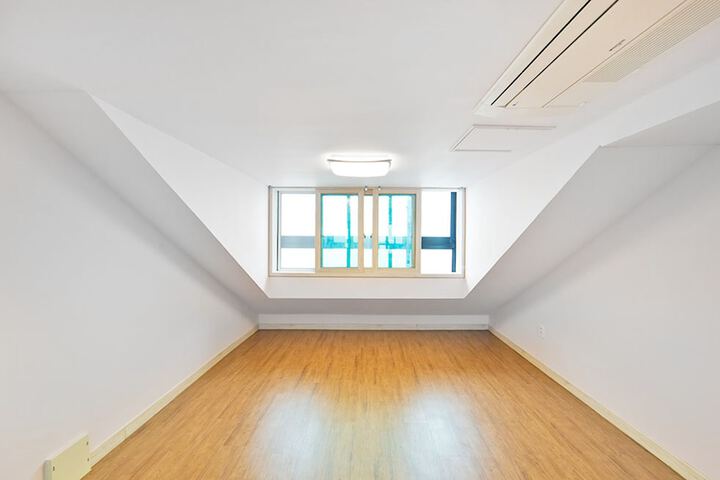Room 8 of 31