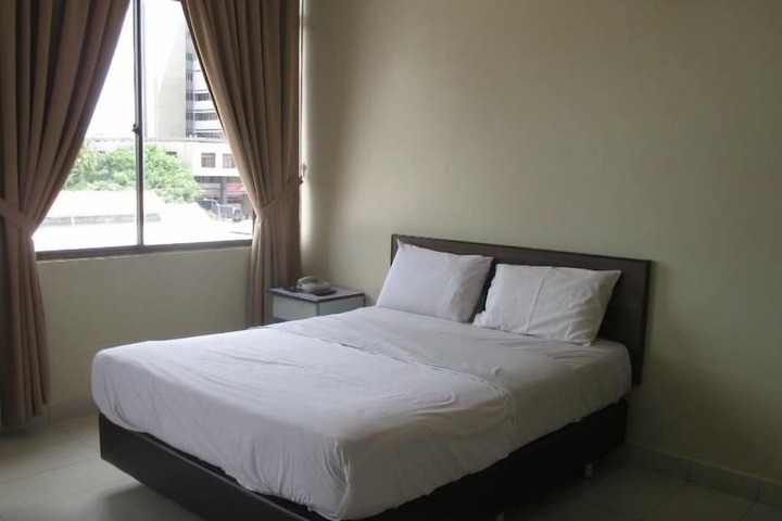 Room 7 of 12