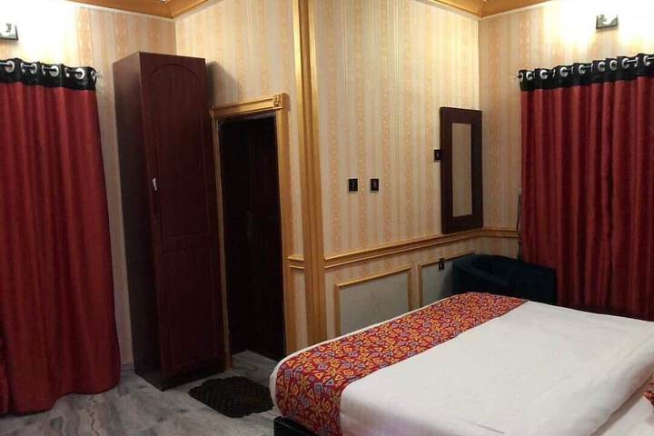 Room 10 of 12